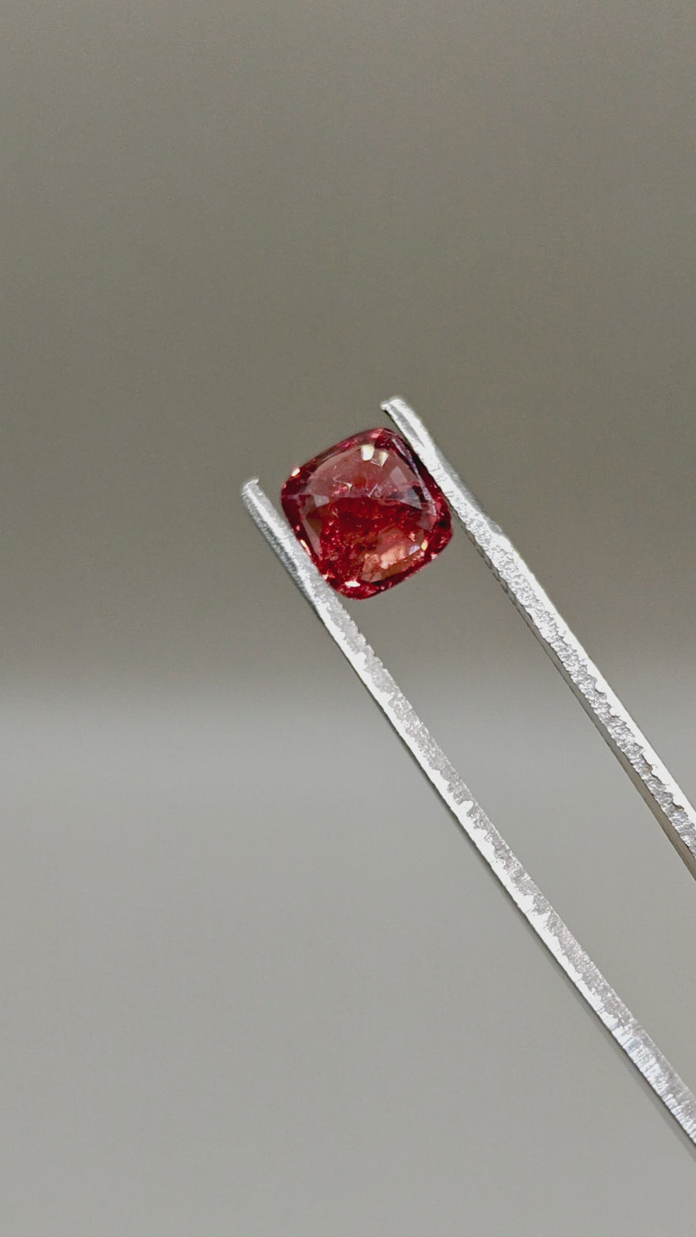 Natural Vanadium Spinel 3.43 ct Cushion – video 2