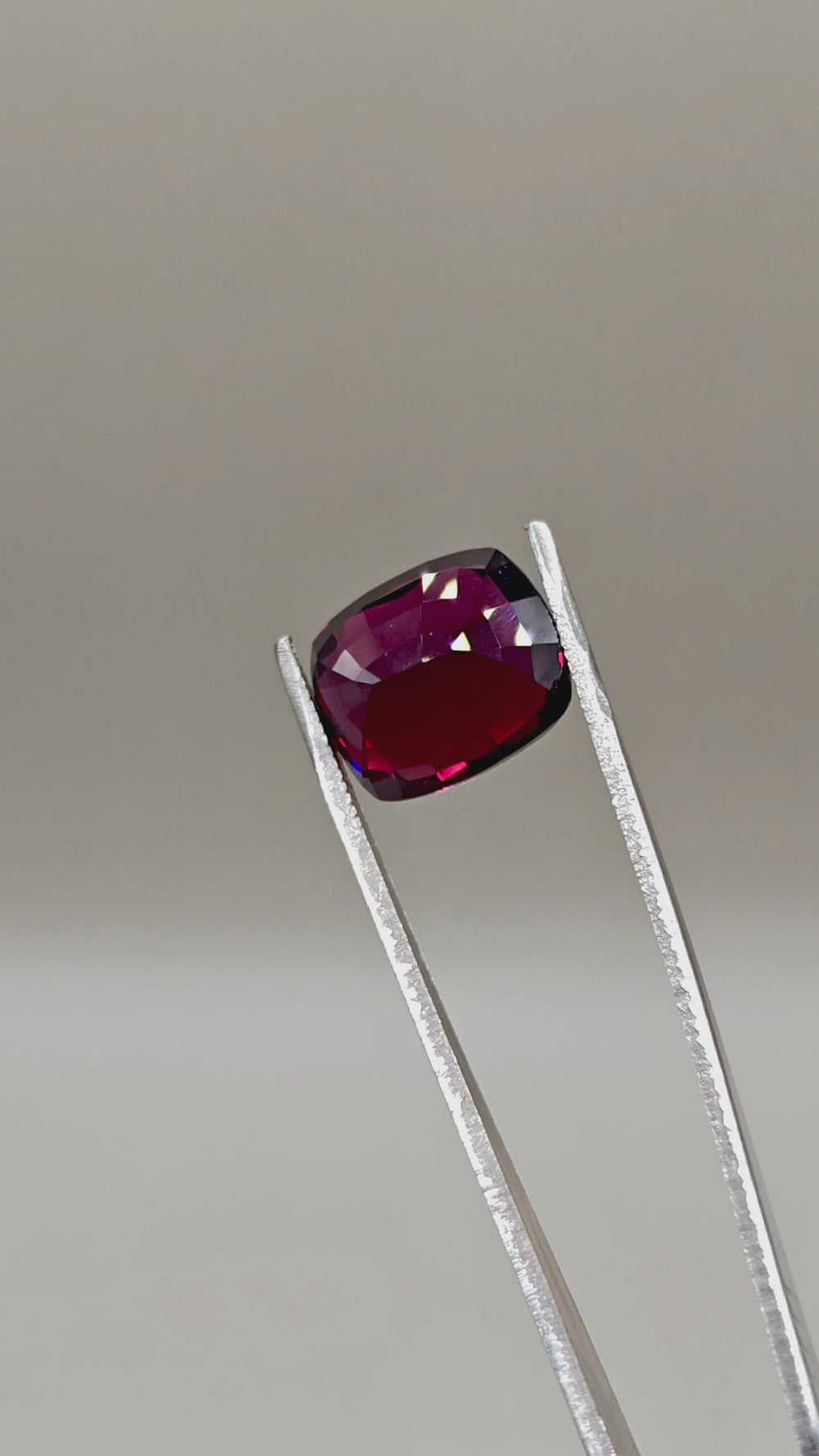 Natural Pyrope Almandine 14.76 ct Cushion – video 2