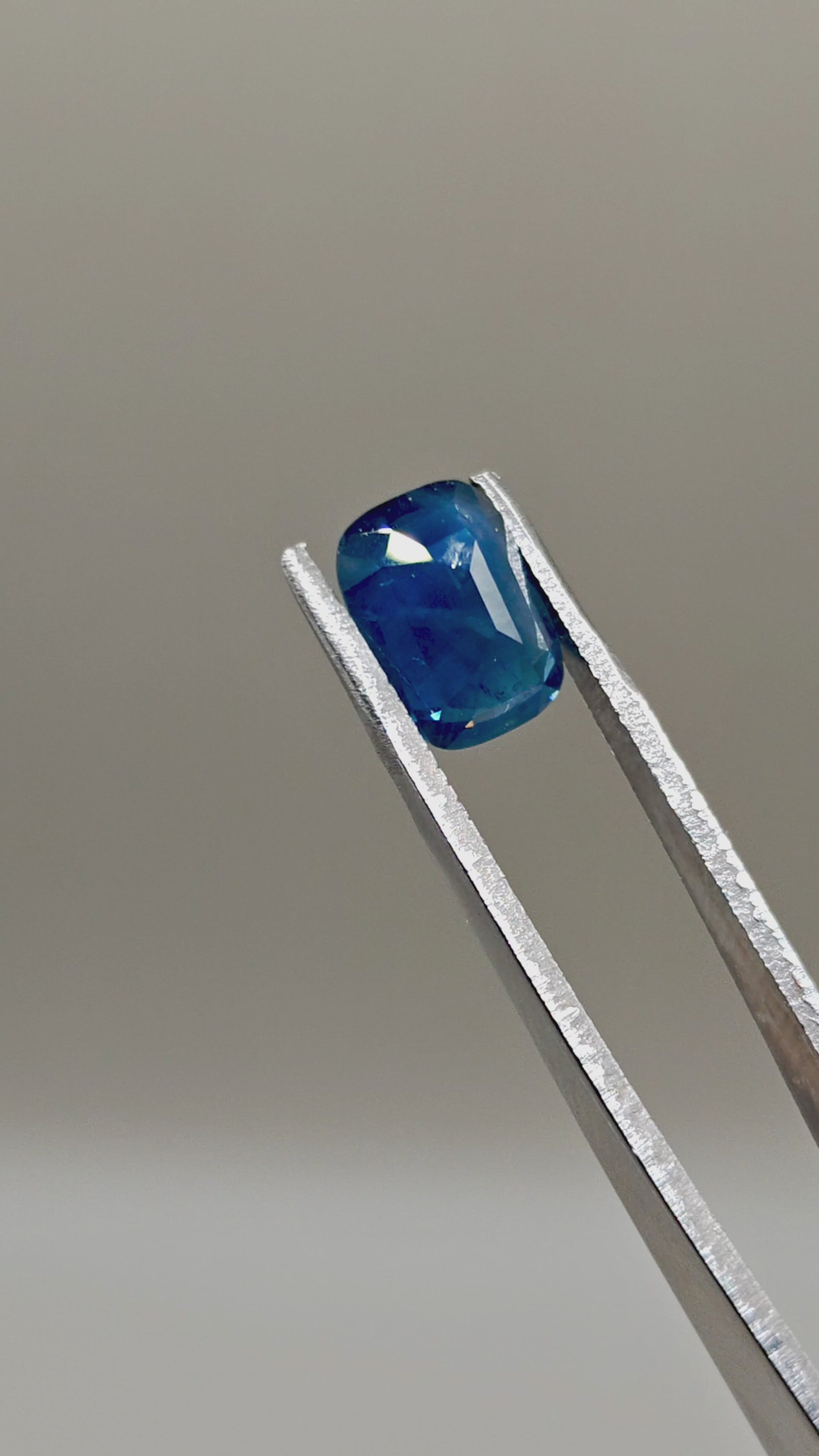 Natural Sapphire 4.38 ct Cushion – video 2