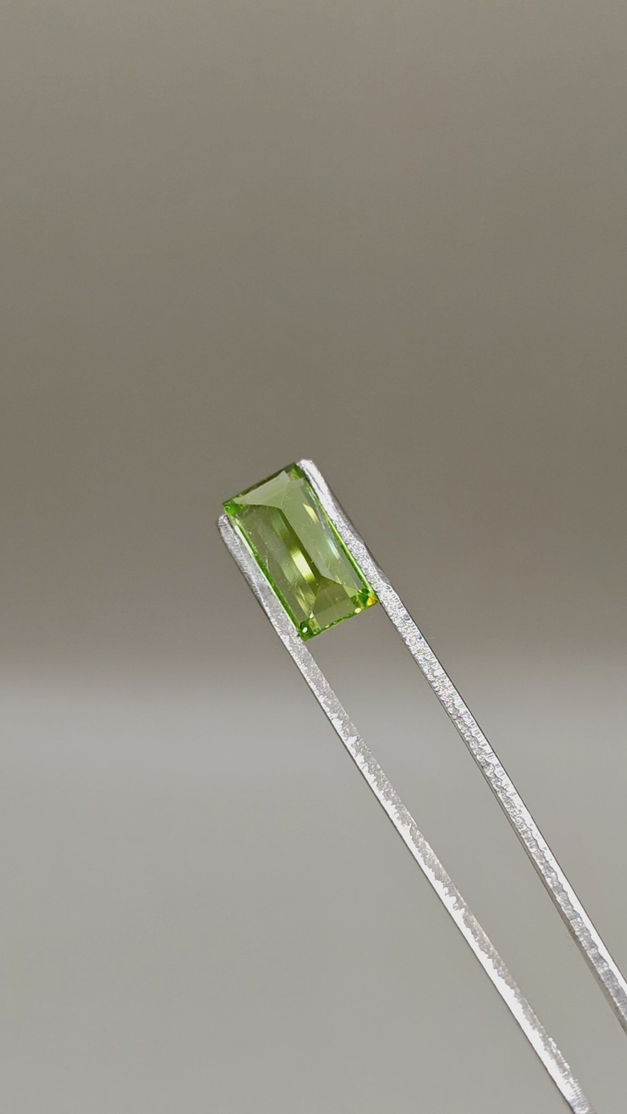Natural Apple Green Peridot 5.21 ct Rectangular – video 2