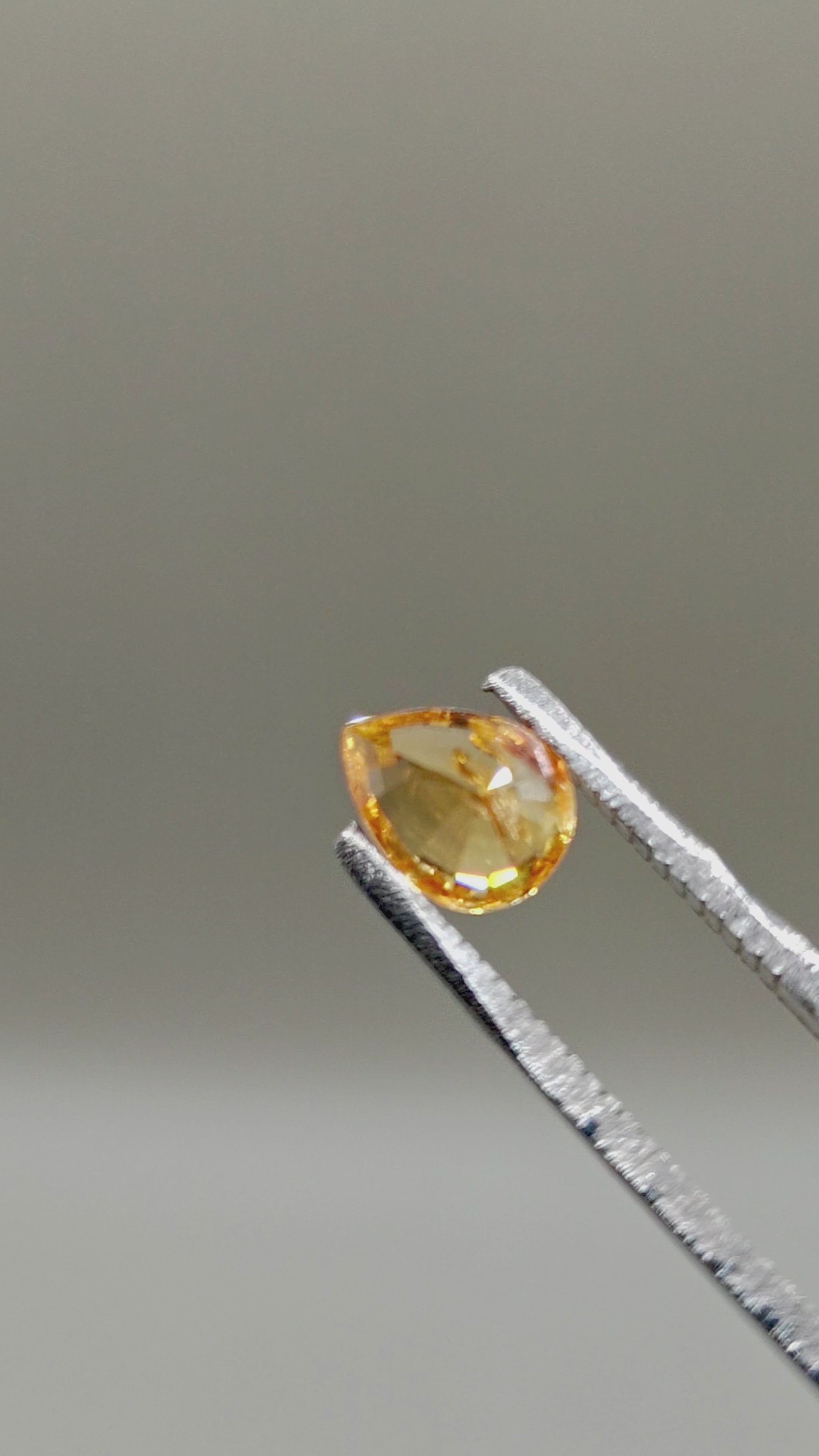 Natural Zircon 1.80 ct Pear – video 2