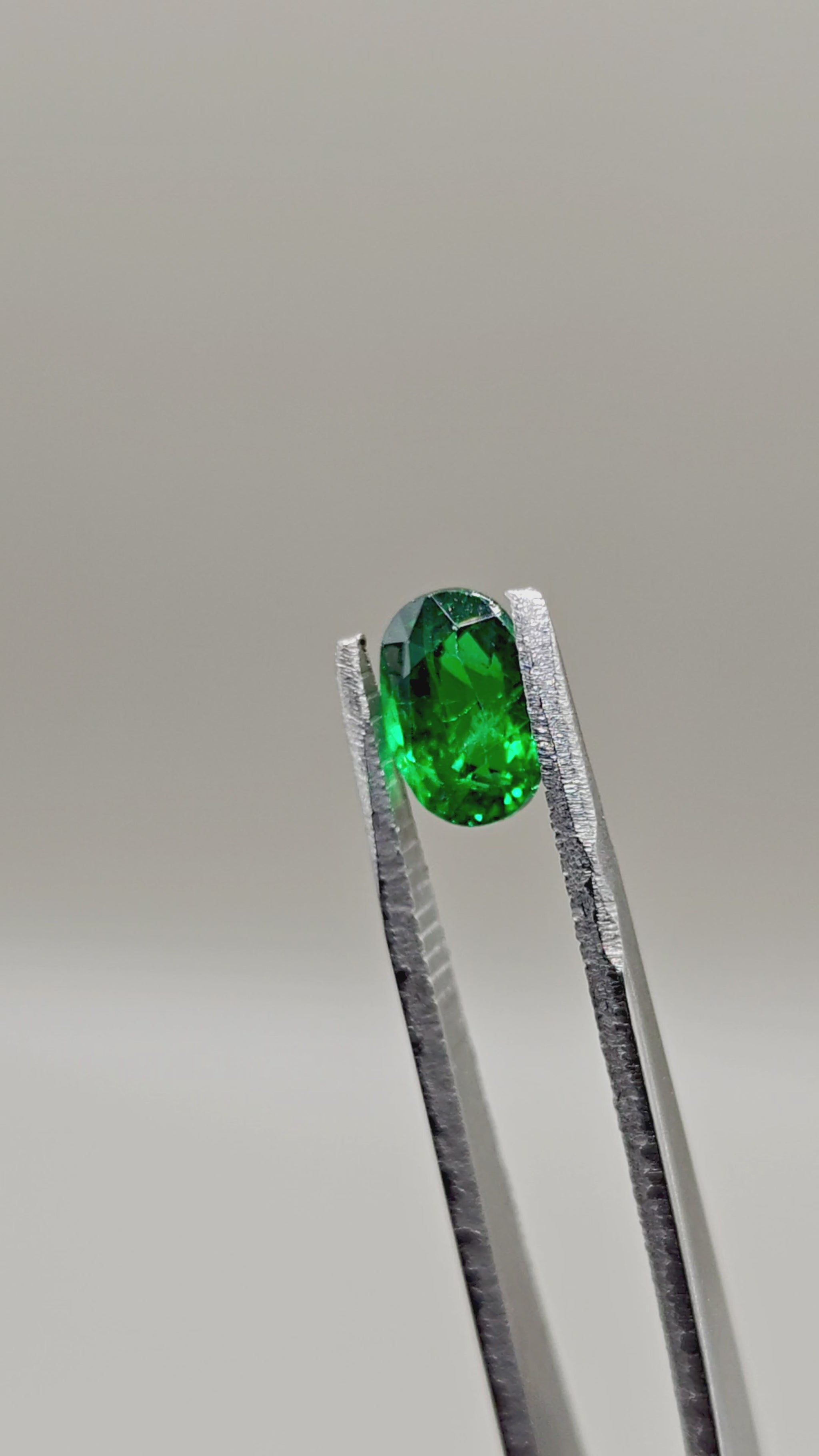 Natural Tsavorite 2.07 ct Oval – video